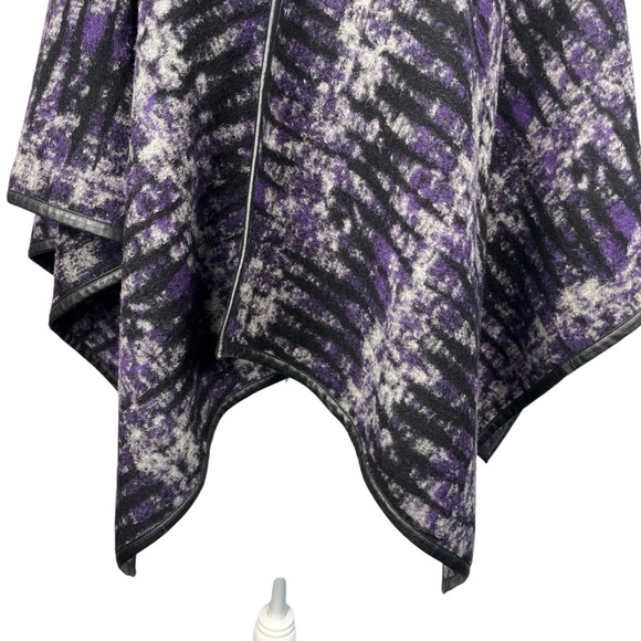 BCBG MAXAZRIA Cape Wrap Shawl Black Gray Purple W/Leather Trim Winter Travel OS - Picture 7 of 11